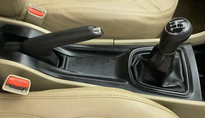 2017 Maruti Ciaz SIGMA DIESEL 1.3, Diesel, Manual, 1,21,159 km, Gear Lever
