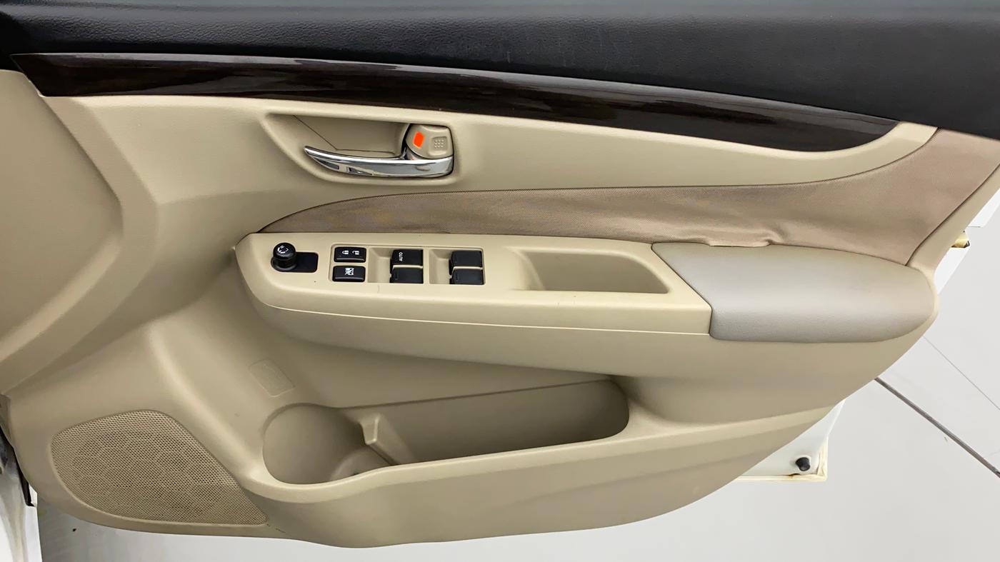 2017 Maruti Ciaz SIGMA DIESEL 1.3, Diesel, Manual, 1,21,159 km, Driver Side Door Panels Control