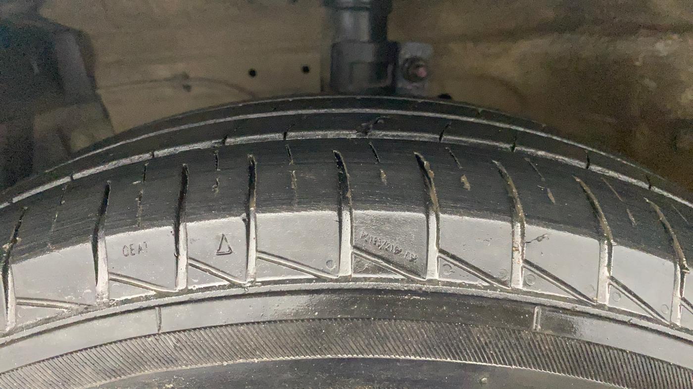 2016 Maruti Swift VDI, Diesel, Manual, 97,238 km, Left Front Tyre Tread