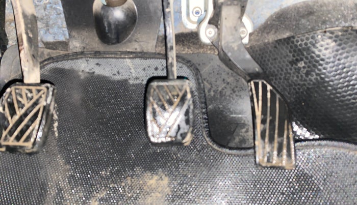 2012 Maruti Swift VXI, Petrol, Manual, 1,20,265 km, Pedals