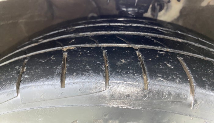 2014 Hyundai Verna FLUIDIC 1.4 CRDI CX, Diesel, Manual, 1,08,392 km, Right Front Tyre Tread