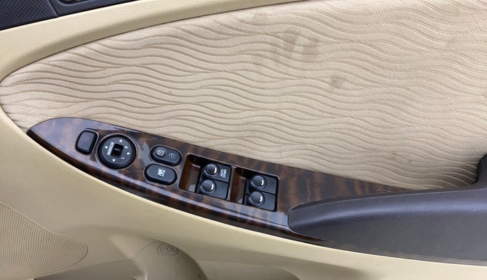 2014 Hyundai Verna FLUIDIC 1.4 CRDI CX, Diesel, Manual, 1,08,392 km, Driver Side Door Panels Control