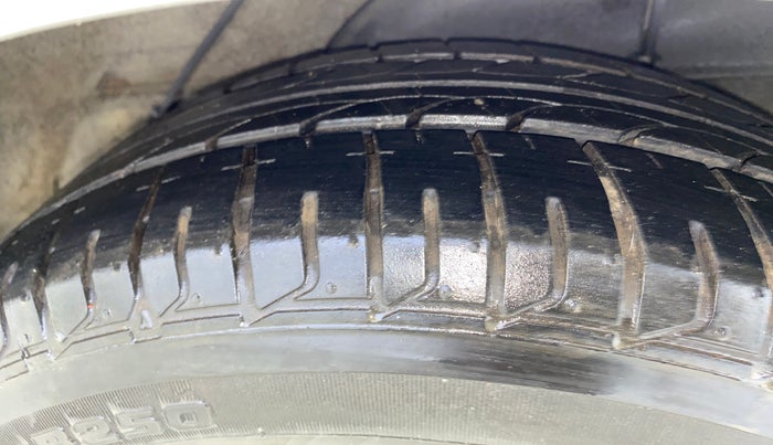 2014 Hyundai Verna FLUIDIC 1.4 CRDI CX, Diesel, Manual, 1,08,392 km, Left Rear Tyre Tread