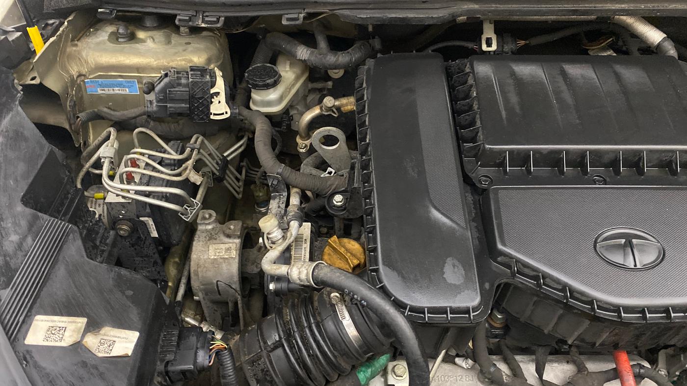 2022 Tata NEXON XZA PLUS (PREMIUM) KAZIRANGA DIESEL, Diesel, Automatic, 1,36,650 km, Engine View - Right
