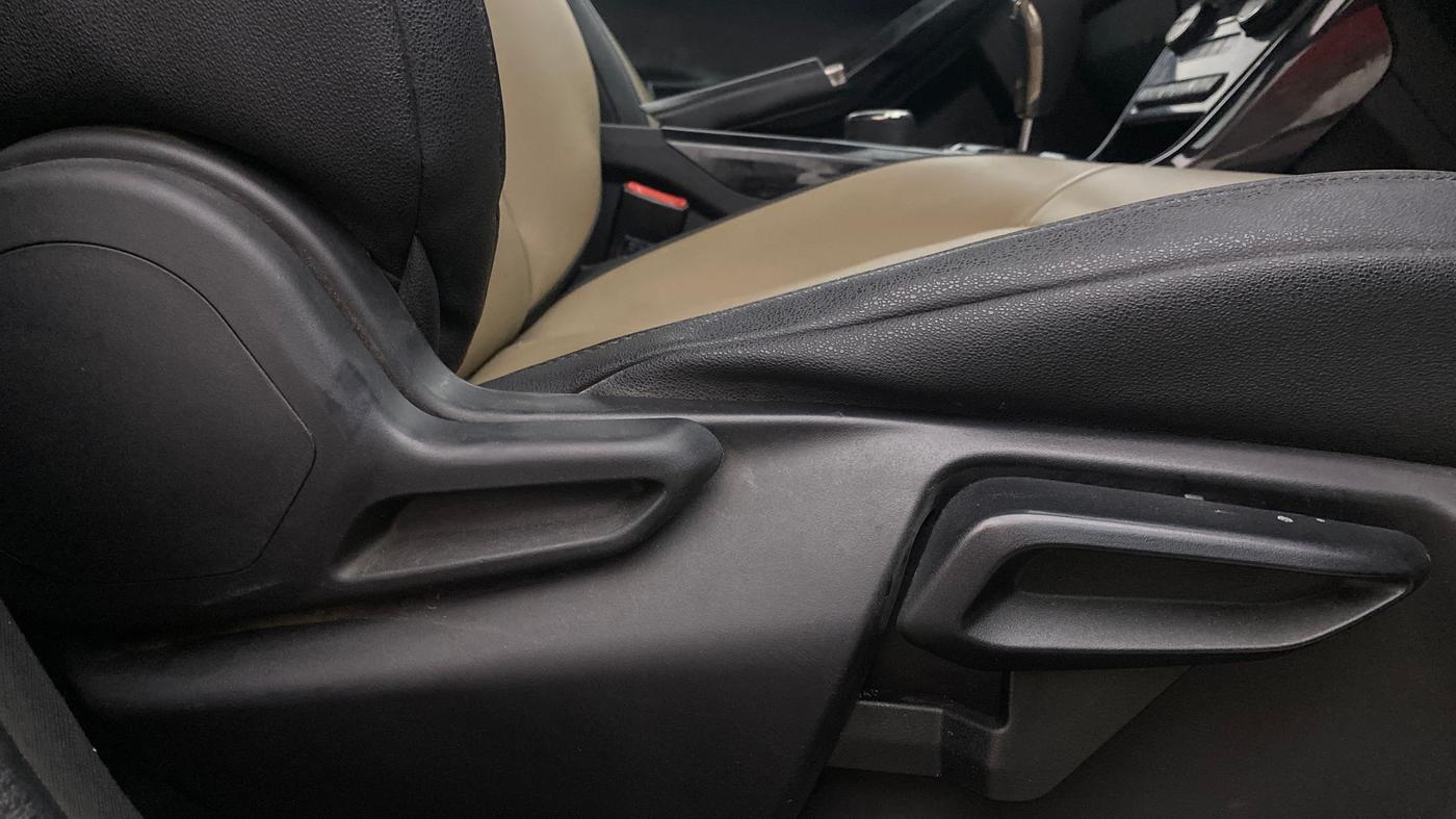 2022 Tata NEXON XZA PLUS (PREMIUM) KAZIRANGA DIESEL, Diesel, Automatic, 1,36,650 km, Driver Side Adjustment Panel