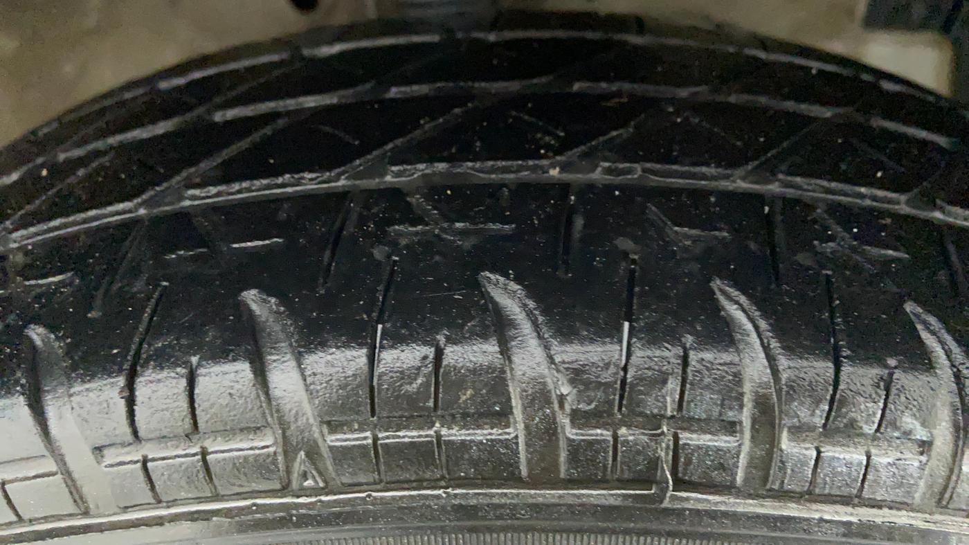 2016 Maruti Swift LXI OPT, Petrol, Manual, 59,743 km, Right Front Tyre Tread