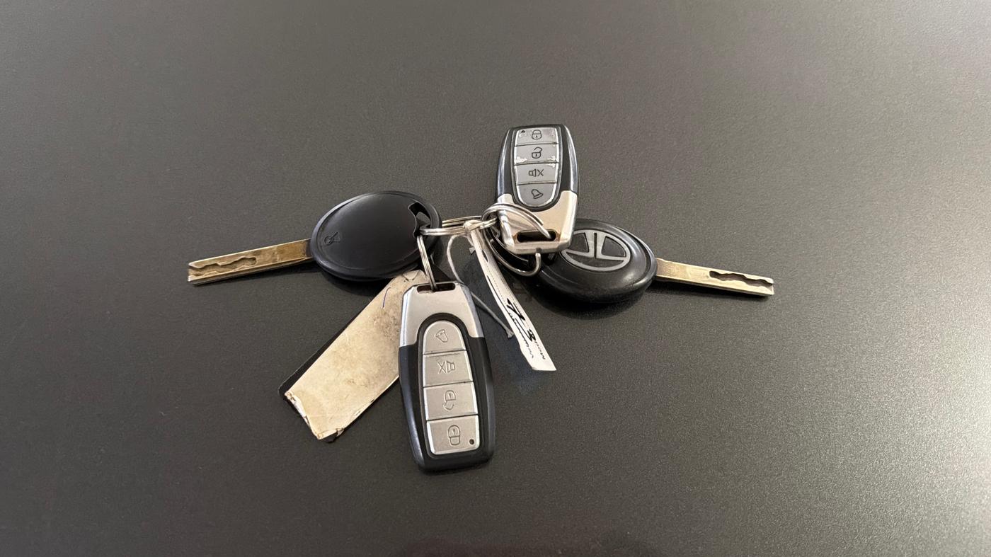 2024 Tata PUNCH PURE MT, Petrol, Manual, 20,409 km, Key Close Up