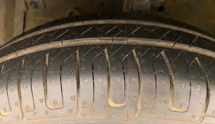 2014 Maruti Swift VXI, Petrol, Manual, 53,175 km, Left Front Tyre Tread