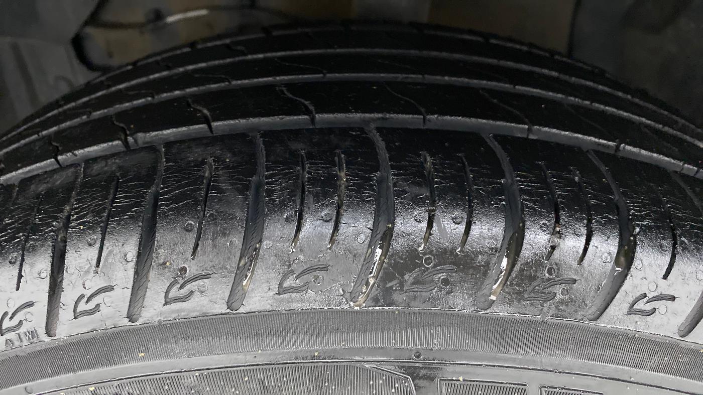 2018 Maruti Vitara Brezza ZDI+ DUAL TONE AMT, Diesel, Automatic, 33,570 km, Left Front Tyre Tread