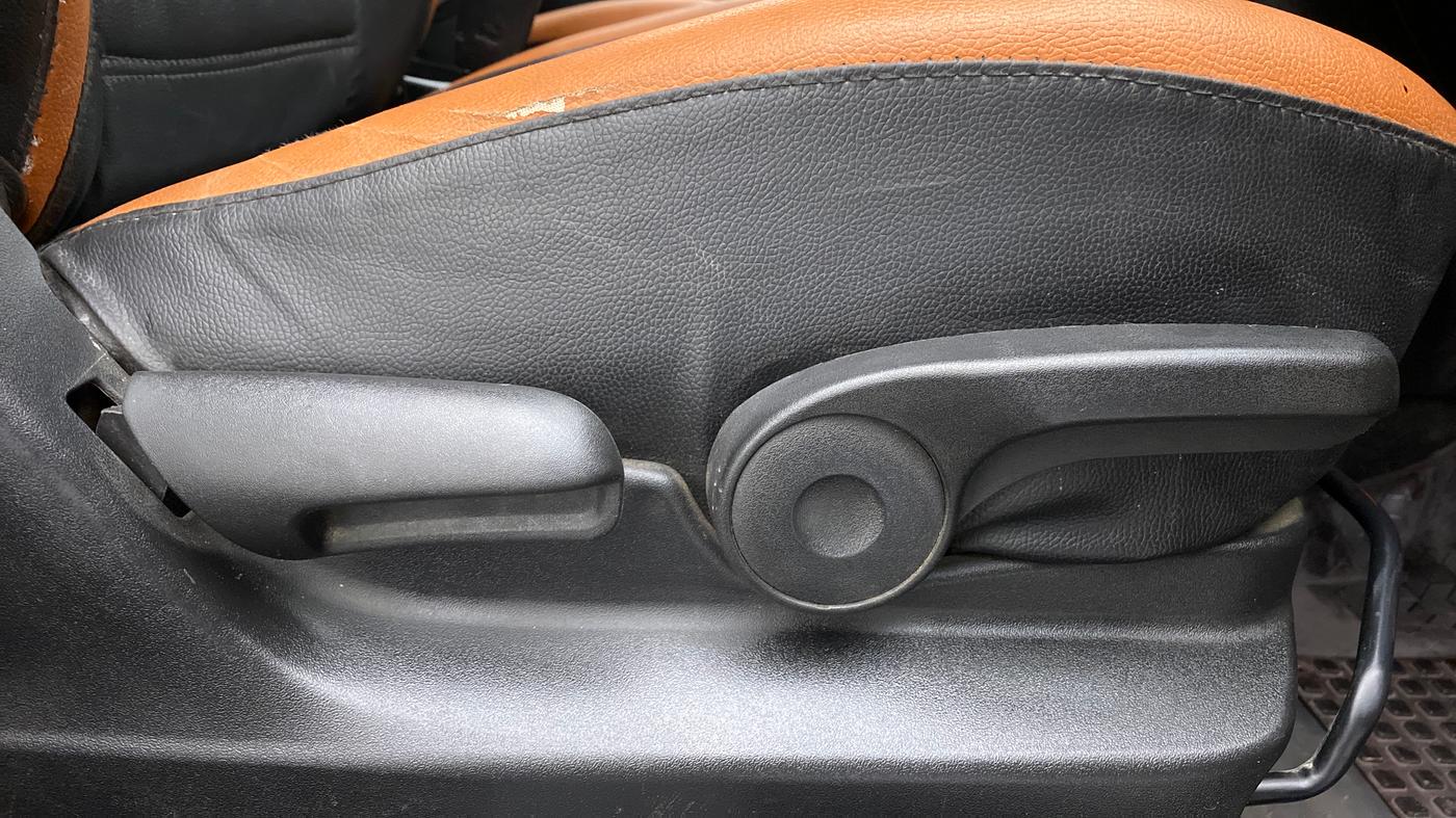 2018 Maruti Vitara Brezza ZDI+ DUAL TONE AMT, Diesel, Automatic, 33,570 km, Driver Side Adjustment Panel