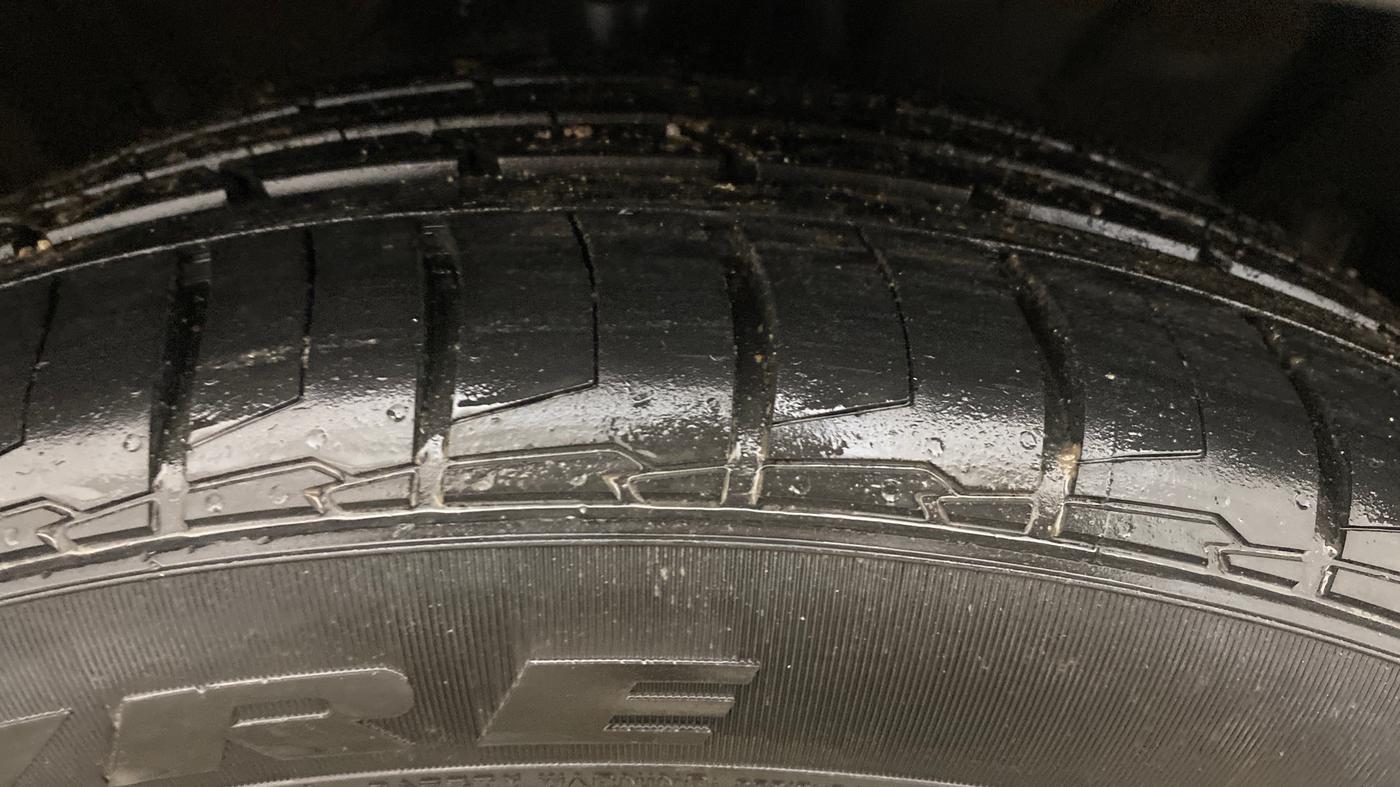 2022 Hyundai ALCAZAR PLATINUM(O) 7STR 1.5 AT, Diesel, Automatic, 75,833 km, Right Front Tyre Tread