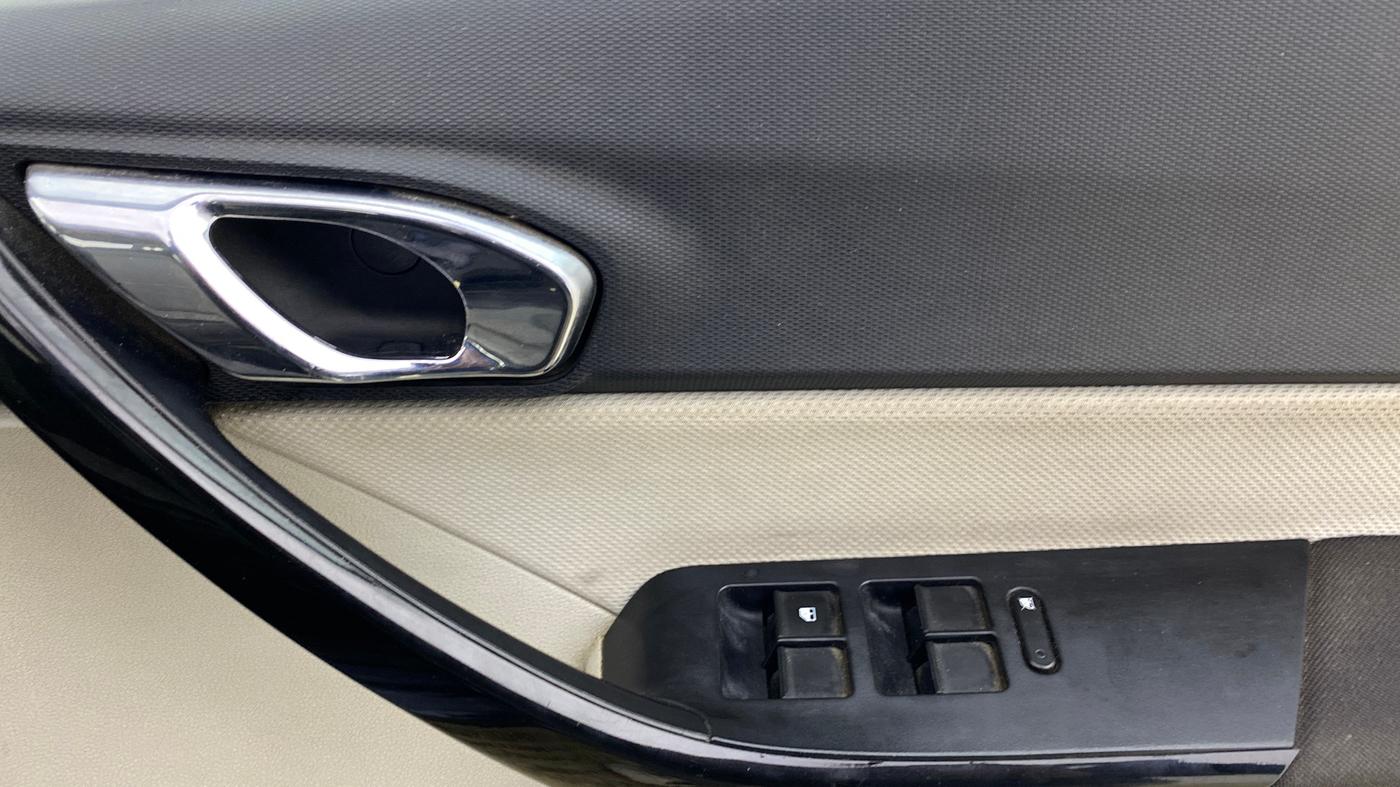 2022 Tata TIGOR XZ PLUS CNG LEATHERETTE PACK, CNG, Manual, 95,622 km, Driver Side Door Panels Control