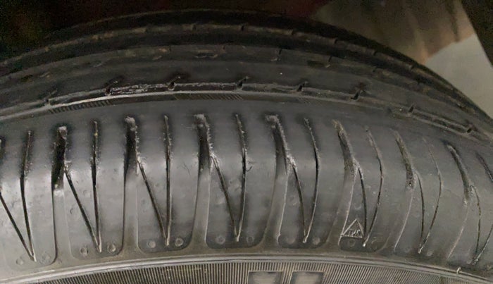 2011 Hyundai i20 MAGNA (O) 1.2, Petrol, Manual, 42,009 km, Left Front Tyre Tread