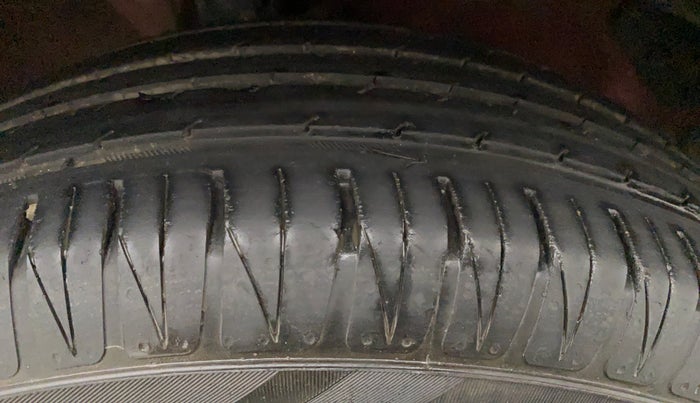 2011 Hyundai i20 MAGNA (O) 1.2, Petrol, Manual, 42,009 km, Right Front Tyre Tread