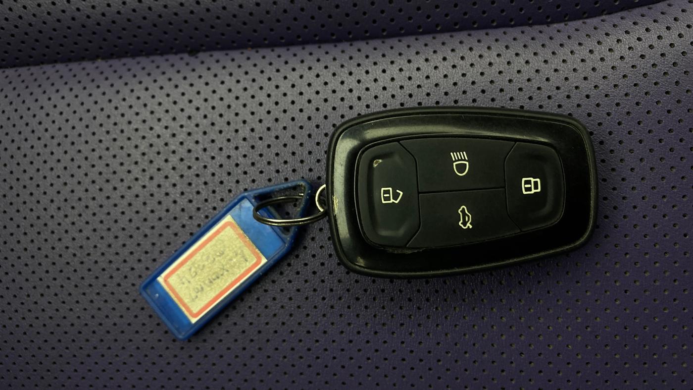 2023 Tata NEXON FEARLESS PURPLE + SUNROOF DUAL TONE 1.2 PETROL, Petrol, Manual, 26,036 km, Key Close Up