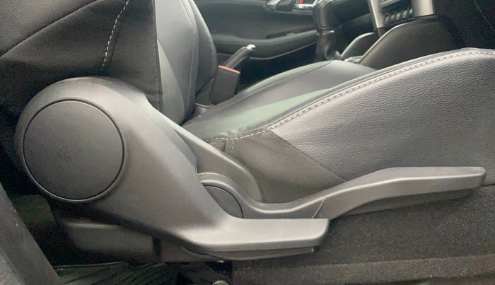 2023 Toyota URBAN CRUISER HYRYDER V HYBRID, Hybrid, Automatic, 33,241 km, Driver Side Adjustment Panel