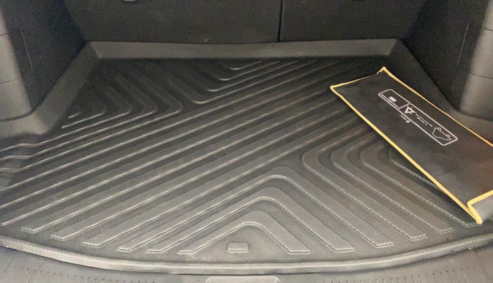 2023 Toyota URBAN CRUISER HYRYDER V HYBRID, Hybrid, Automatic, 33,241 km, Boot Inside