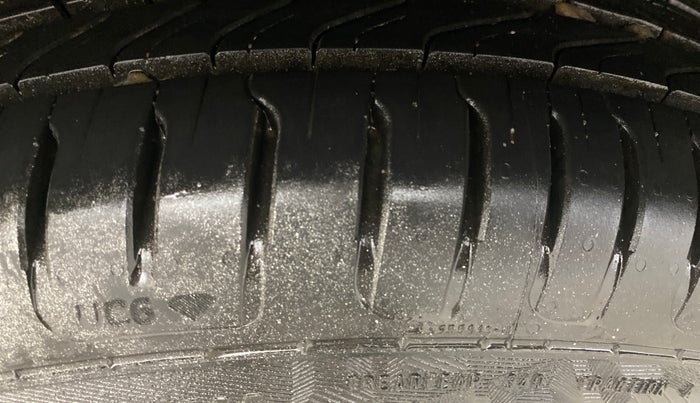 2015 Toyota Corolla Altis JS PETROL, Petrol, Manual, 1,20,681 km, Right Rear Tyre Tread