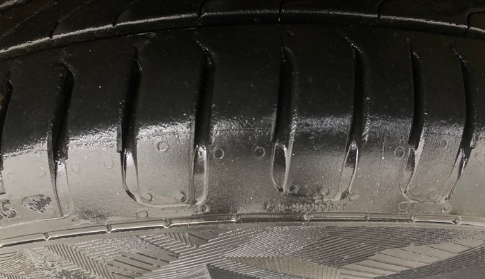 2015 Toyota Corolla Altis JS PETROL, Petrol, Manual, 1,20,681 km, Right Front Tyre Tread