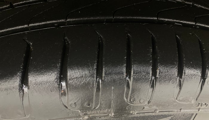 2015 Toyota Corolla Altis JS PETROL, Petrol, Manual, 1,20,681 km, Left Front Tyre Tread