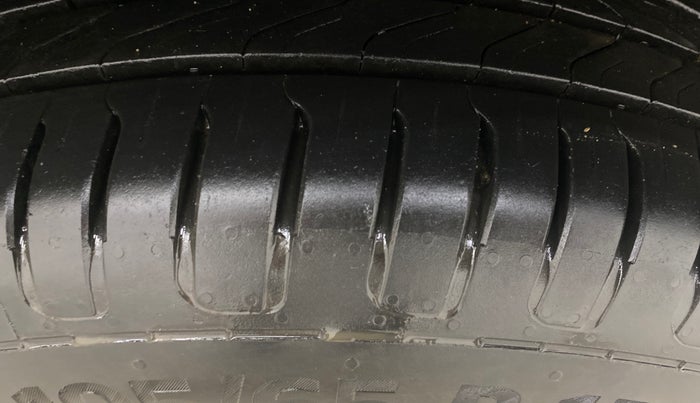 2015 Toyota Corolla Altis JS PETROL, Petrol, Manual, 1,20,681 km, Left Rear Tyre Tread