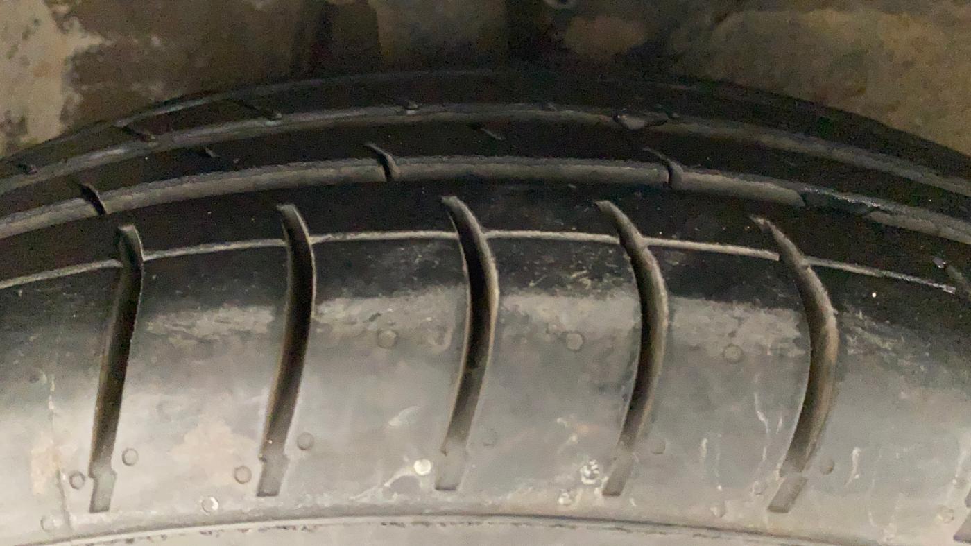 2015 Maruti Ritz VXI, Petrol, Manual, 95,434 km, Right Front Tyre Tread