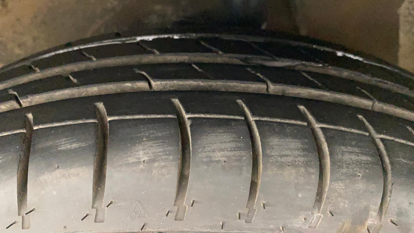 2015 Maruti Ritz VXI, Petrol, Manual, 95,434 km, Left Front Tyre Tread