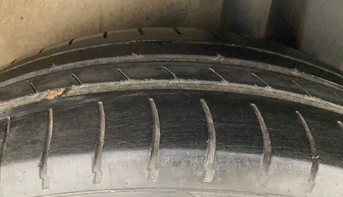 2015 Maruti Ritz VXI, Petrol, Manual, 95,434 km, Left Rear Tyre Tread