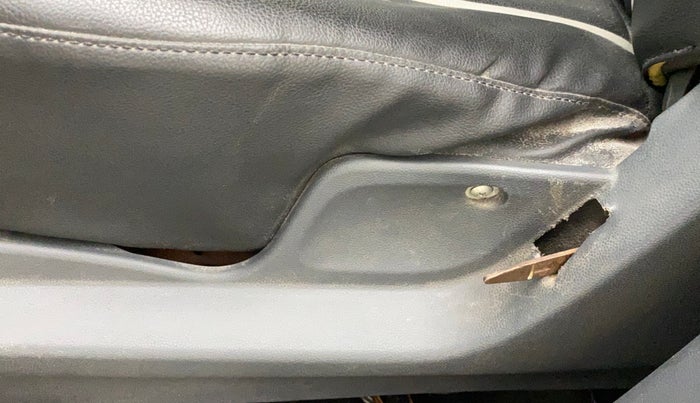 2015 Maruti Ritz VXI, Petrol, Manual, 95,434 km, Front left seat (passenger seat) - Folding lever cover has minor damage