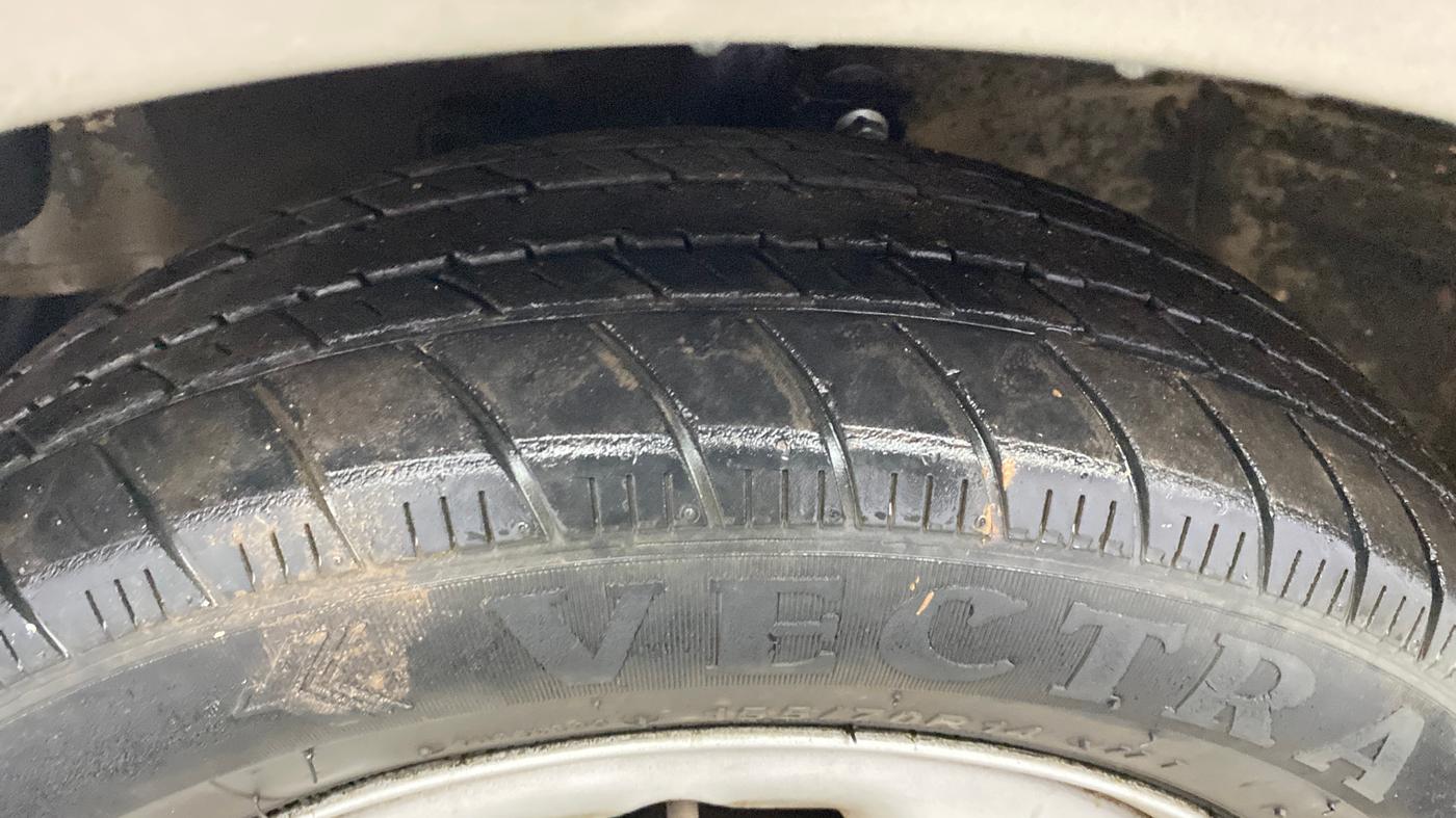 2013 Chevrolet Beat LT PETROL, Petrol, Manual, 26,941 km, Left Front Tyre Tread