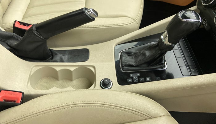 2018 Skoda Octavia LK 1.8 TSI AT, Petrol, Automatic, 90,553 km, Gear Lever