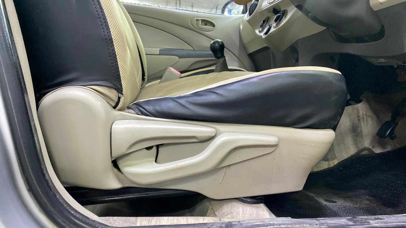 2013 Toyota Etios Liva G EXCLUSIVE, Petrol, Manual, 65,318 km, Driver Side Adjustment Panel