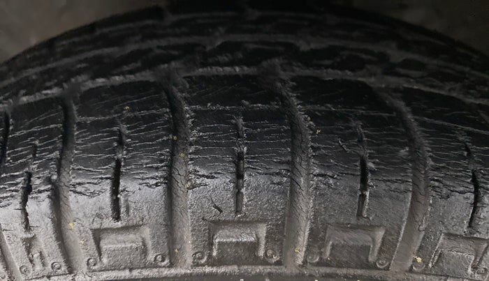 2015 Maruti Alto 800 LXI, Petrol, Manual, 31,126 km, Left Front Tyre Tread