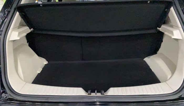2023 Mahindra XUV300 W8 1.2 PETROL, Petrol, Manual, 51,621 km, Boot Inside