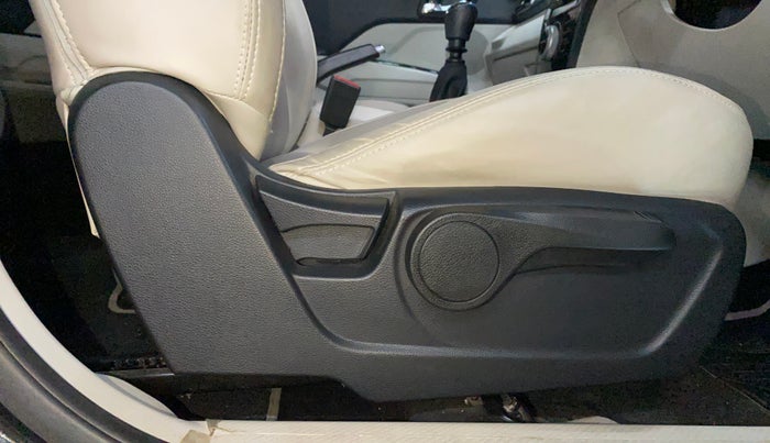 2023 Mahindra XUV300 W8 1.2 PETROL, Petrol, Manual, 51,621 km, Driver Side Adjustment Panel
