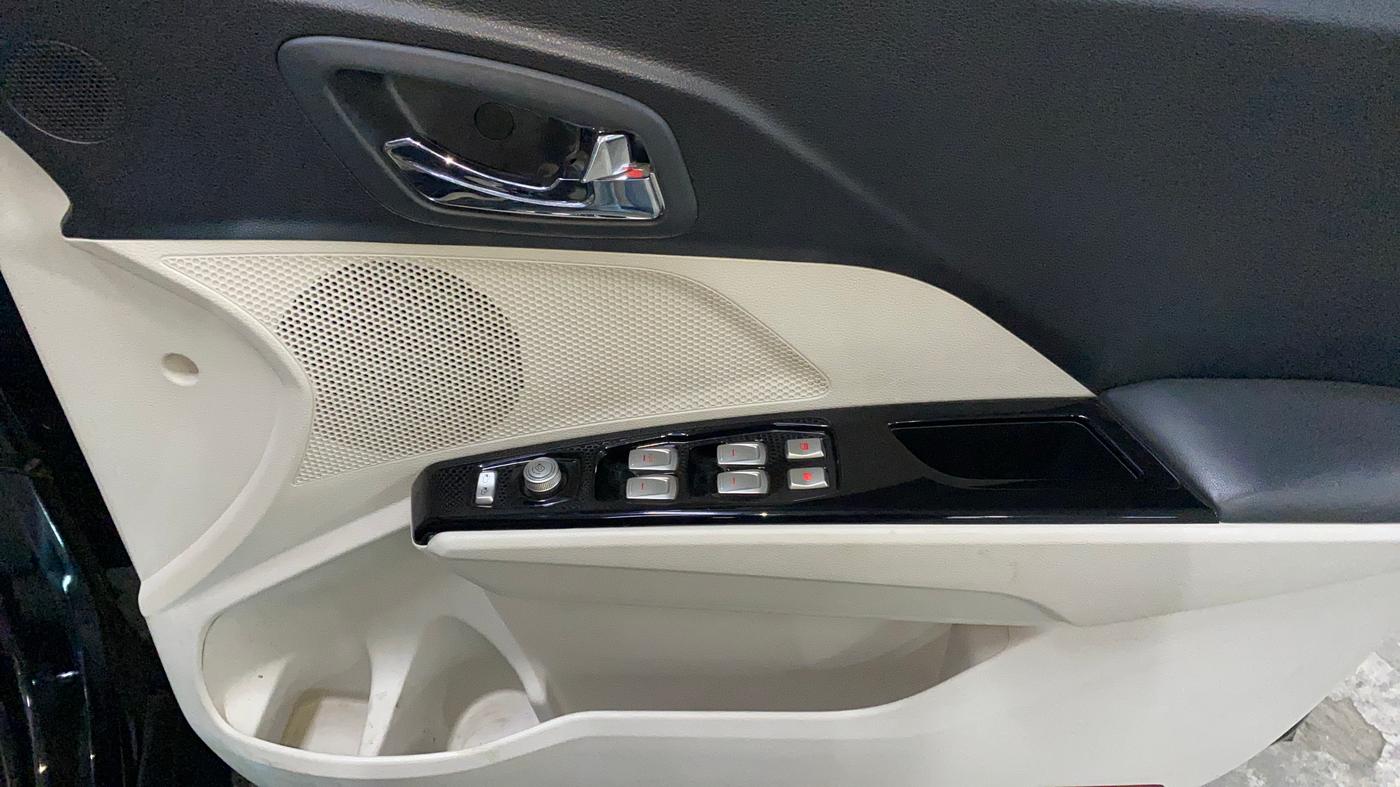 2023 Mahindra XUV300 W8 1.2 PETROL, Petrol, Manual, 51,643 km, Driver Side Door Panels Control