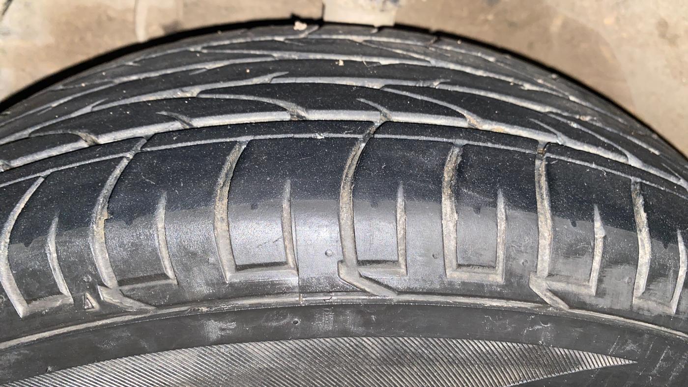 2023 Mahindra XUV300 W8 1.2 PETROL, Petrol, Manual, 51,643 km, Left Front Tyre Tread