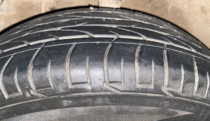 2023 Mahindra XUV300 W8 1.2 PETROL, Petrol, Manual, 51,621 km, Left Front Tyre Tread