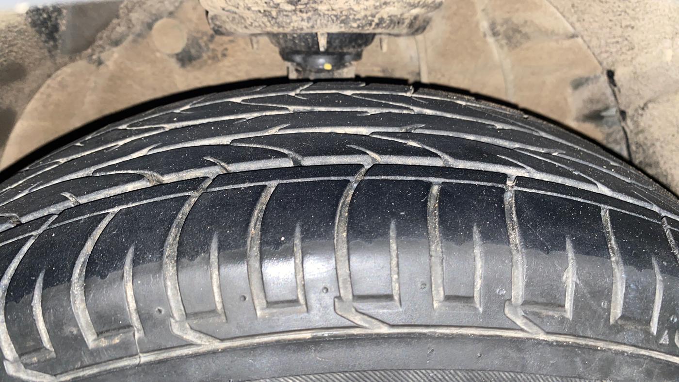 2023 Mahindra XUV300 W8 1.2 PETROL, Petrol, Manual, 51,643 km, Right Front Tyre Tread