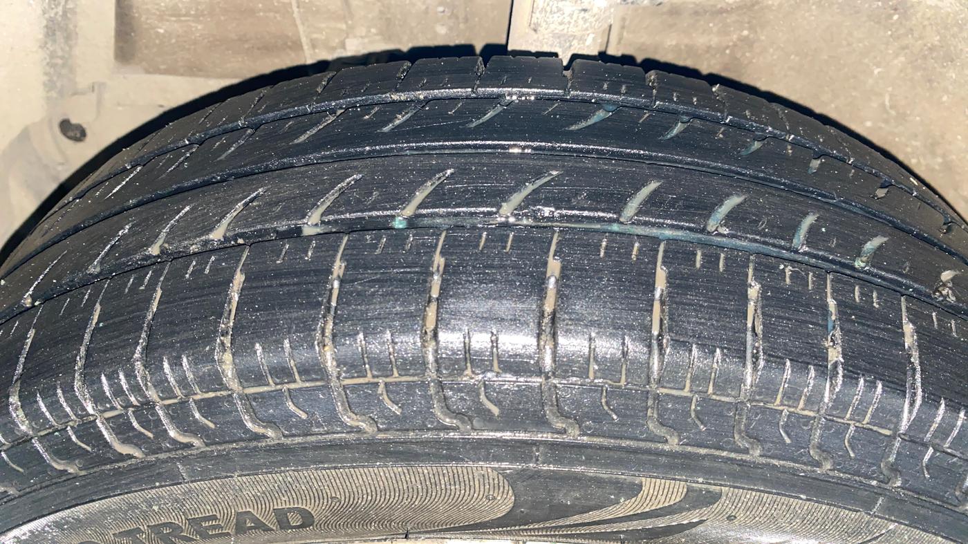 2013 Maruti Swift Dzire VXI, Petrol, Manual, 50,679 km, Left Front Tyre Tread