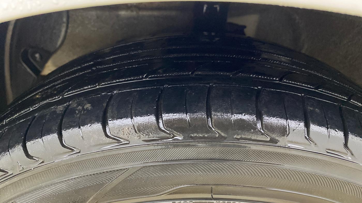 2015 Hyundai Grand i10 ASTA AT 1.2 KAPPA VTVT, Petrol, Automatic, 1,02,441 km, Left Front Tyre Tread