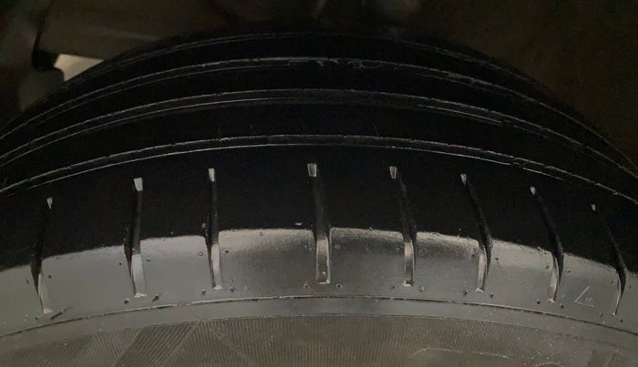 2020 Maruti Swift VXI AMT, CNG, Automatic, 76,355 km, Left Front Tyre Tread