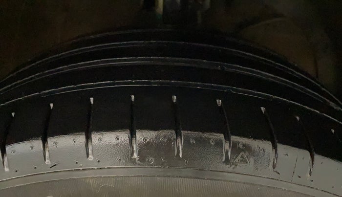 2020 Maruti Swift VXI AMT, CNG, Automatic, 76,355 km, Right Front Tyre Tread