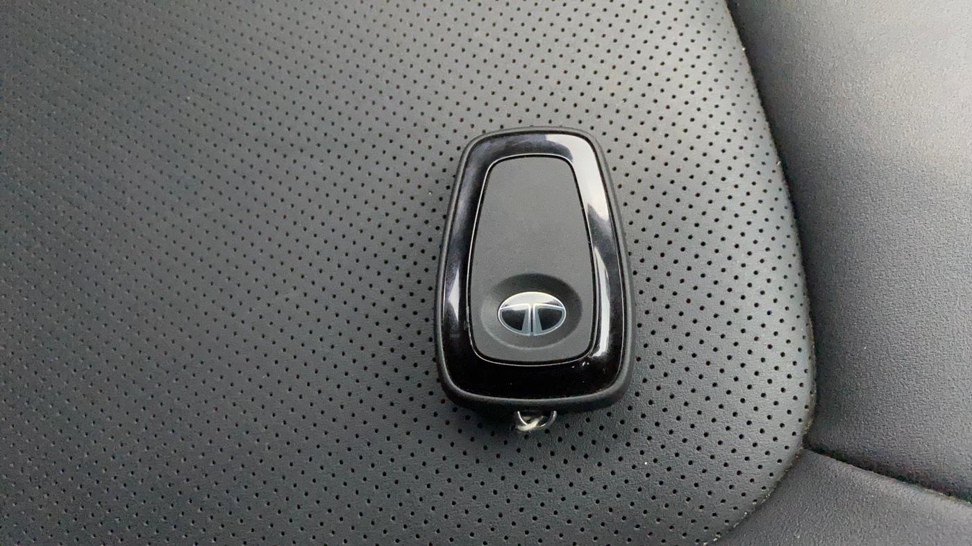 2023 Tata NEXON XZ PLUS LUX SUNROOF DARK PETROL, Petrol, Manual, 19,280 km, Key Close Up