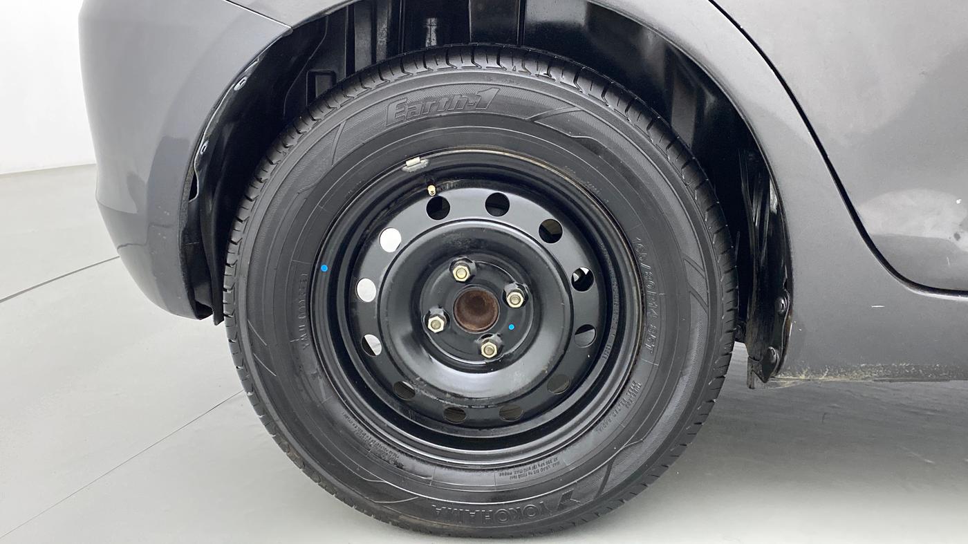 2016 Maruti Swift VXI, CNG, Manual, 52,878 km, Right Rear Wheel