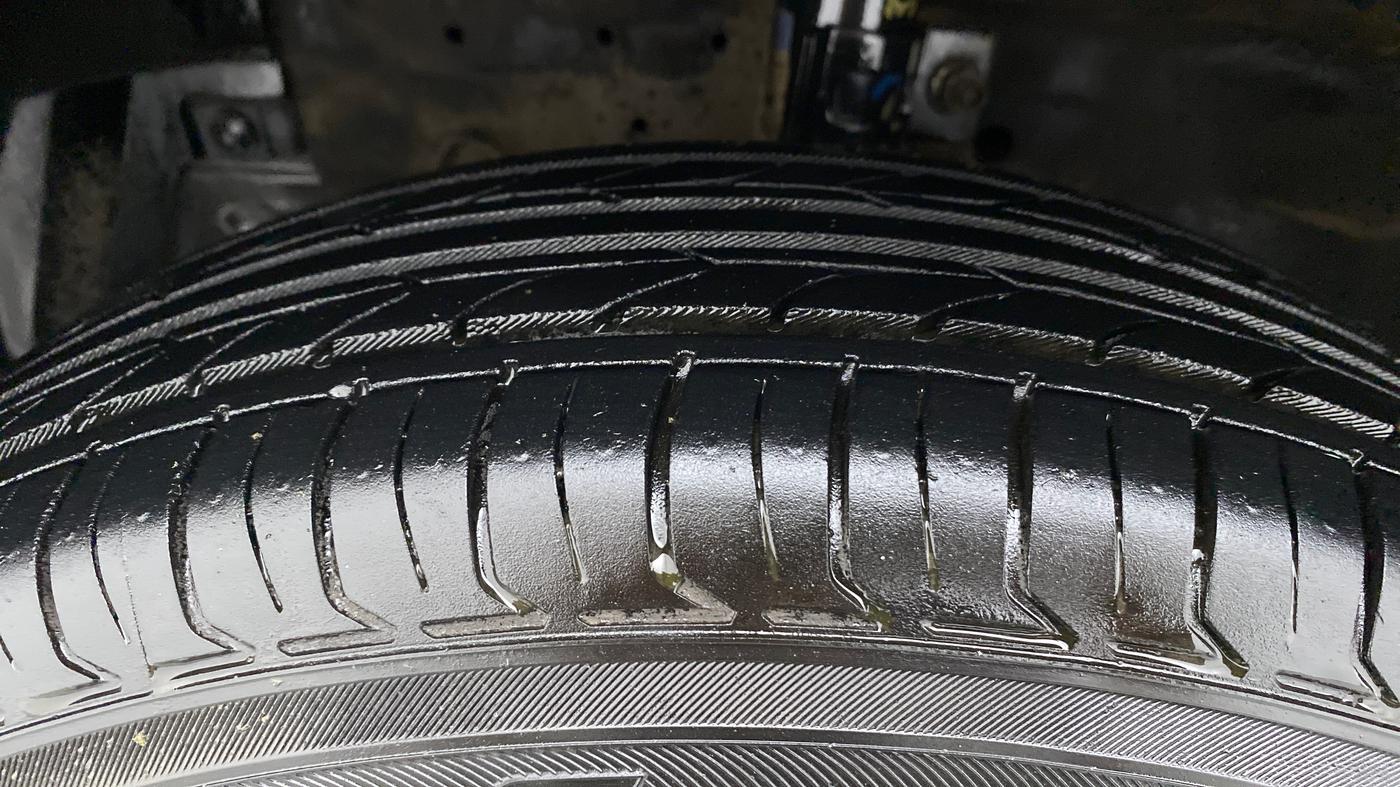 2016 Maruti Swift VXI, CNG, Manual, 52,878 km, Left Front Tyre Tread