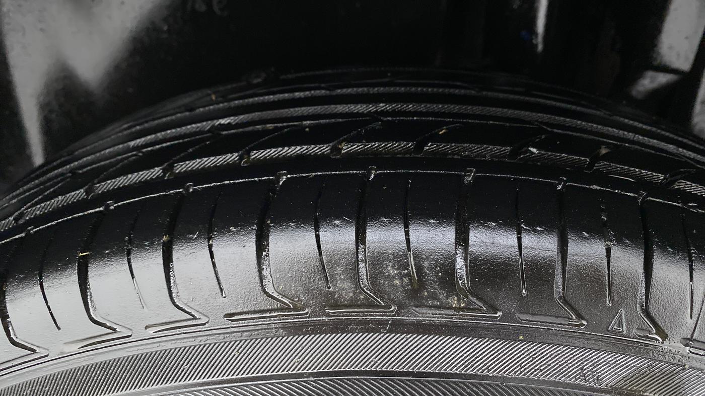 2016 Maruti Swift VXI, CNG, Manual, 52,878 km, Left Rear Tyre Tread