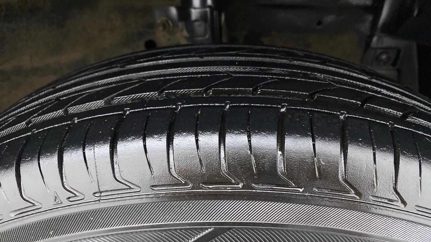 2016 Maruti Swift VXI, CNG, Manual, 52,878 km, Right Front Tyre Tread