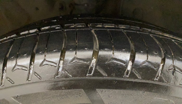 2014 Honda City 1.5L I-VTEC V MT, Petrol, Manual, 1,17,962 km, Right Front Tyre Tread