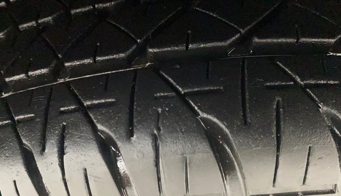 2014 Maruti Swift VXI, Petrol, Manual, 33,135 km, Left Front Tyre Tread
